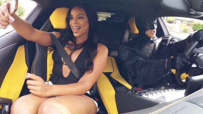 Në vend të taksisë që kërkuan, shkoi ‘Batmani’ me Lamborghini (Video)