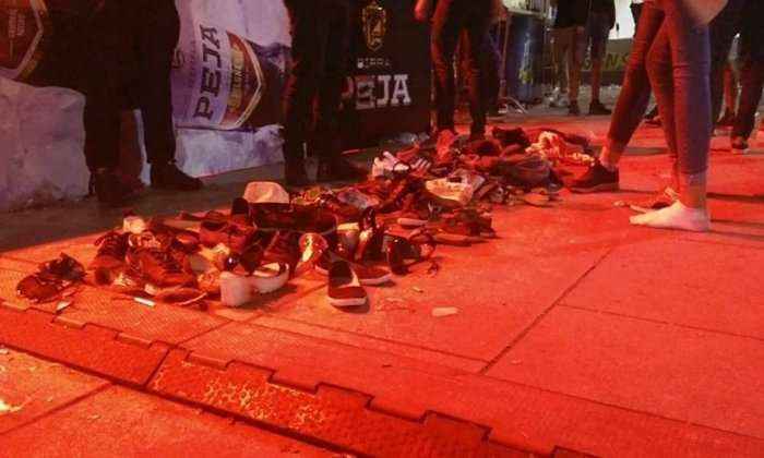 Përveç këpucëve e telefonave, ja çfarë humbën qytetarët mbrëmë në shesh (Foto)