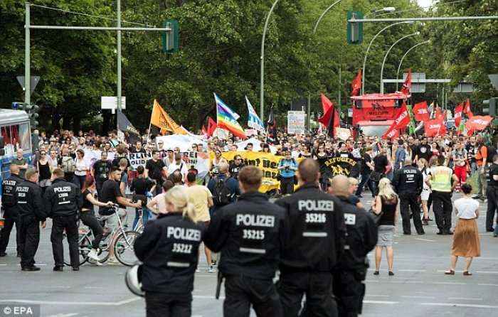 Mijëra protestues kërkojnë dorëheqjen e Merkel (Foto)