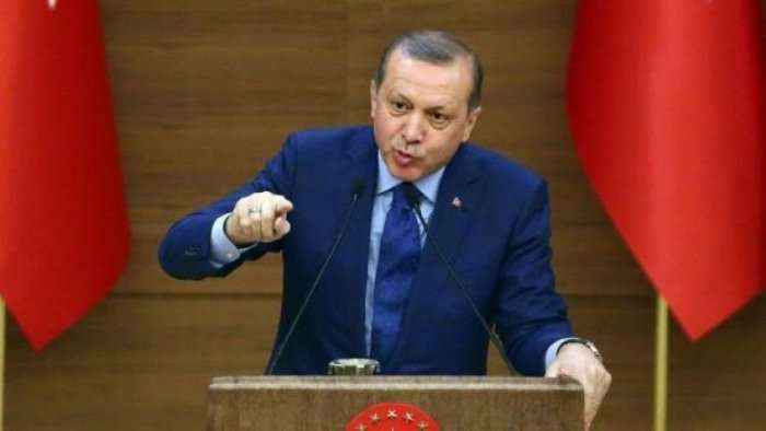 Turqia tërheqë disa ambasadorë dhe lëshon urdhër-arrest për 42 gazetarë