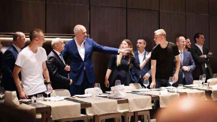 Pas darkës me Edi Ramën, futbollistët i këndojnë Sali Berishës (Video)