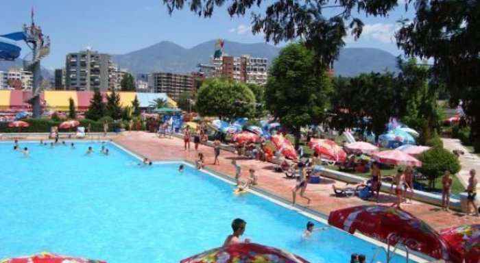 Tiranë, panik në pishina, katër të rinj gjakosin punonjësin e stafit
