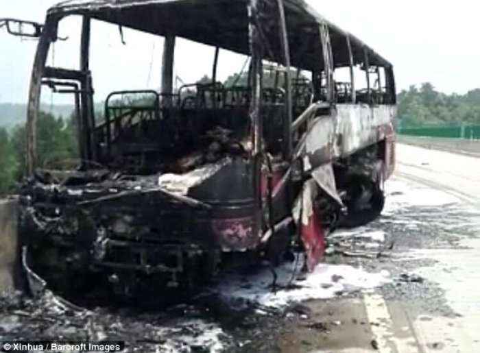 Kinë, autobusi me turistë merr flakë, 35 të vdekur (Foto)