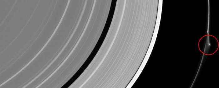 Një objekt misterioz përplaset në njërën unazë të Saturnit 