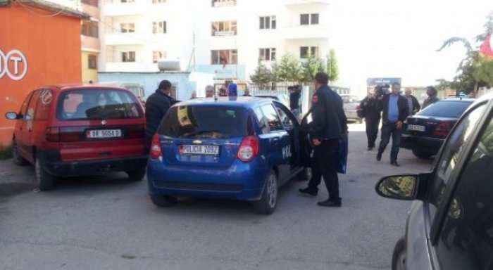 Dhunuan dhe i grabitën lekë e cigare një fieraku, policia e Tepelenës arreston 3 persona