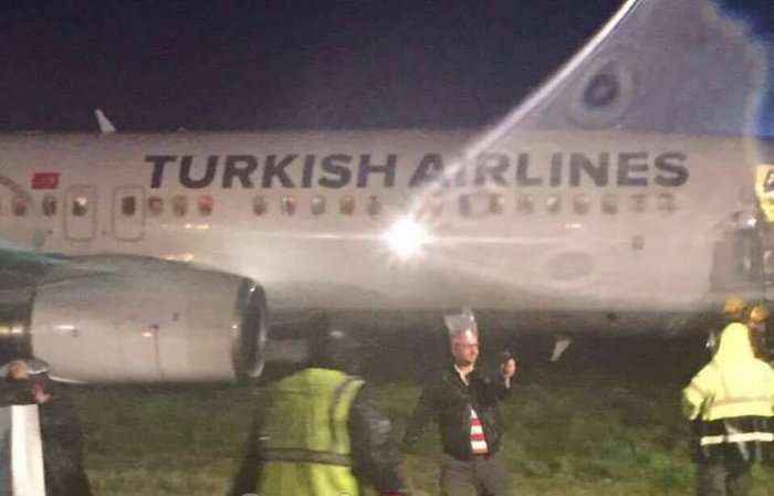 Udhëtarët e Turkish Airlines evakuohen nga aeroplani i aksidentuar (Foto)