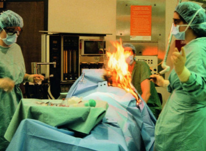 Pacienti merr flakë në sallën e operacionit (Foto)