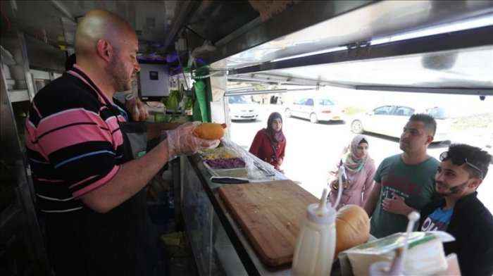 Ish-të burgosurit në Izrael hapin “restorant në rrota” në Gaza