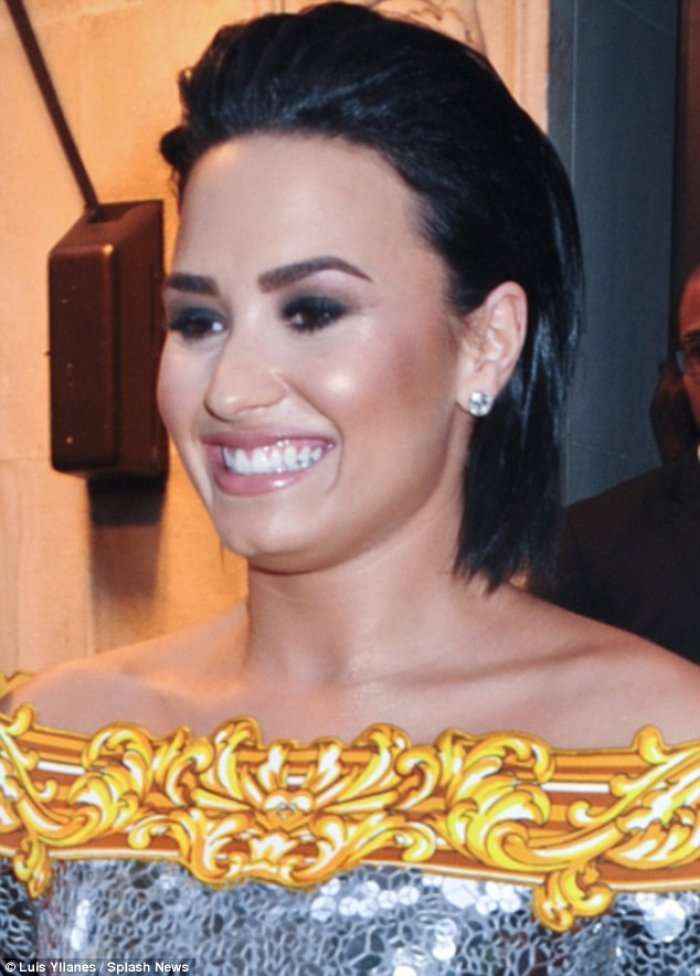 Demi Lovato shkëlqen si ari në Met Gala(Foto+Video)