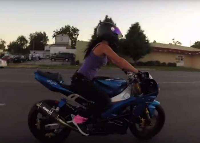 Motoçiklisjta “e çmendur”, akrobaci mbi motor(Video)