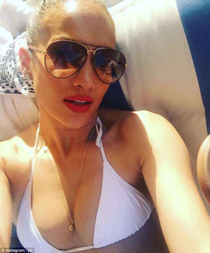 J-Lo 'çmend' fansat e saj me dekoltenë seksi (Foto/Video)