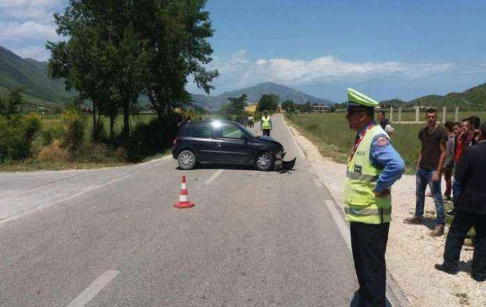 Aksident në Vlorë, 2 makina përplasen ballë për ballë (Foto)