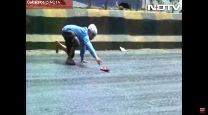 Temperaturat e larta shkrijn asfaltin në Indi (VIDEO)
