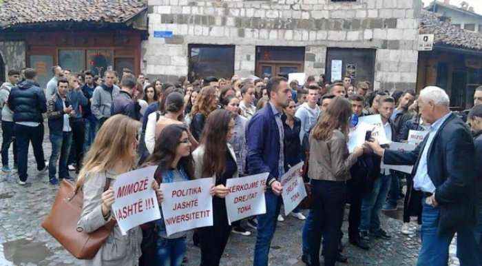 Me pankarta “Mimozë jashtë” sot protestojnë studentët në Universitetin e Gjakovës