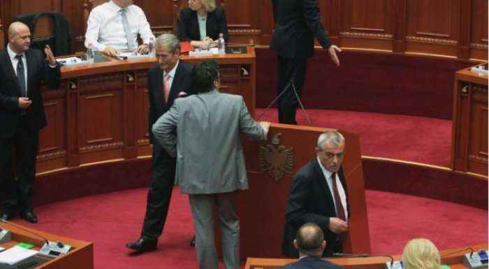 “T’i pres veshët”, debati jashtë mikrofonave në parlamentin shqiptar 