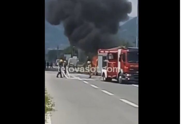 Momenti kur një frugon shpërthen në flakë në hyrje të Tetovës (Video)
