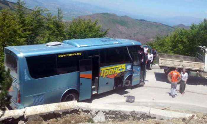 Defekt në autobusin me 40 gjimnazistë në Dardhë