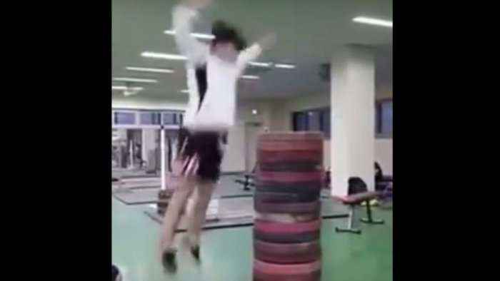 Sportistët kërcejnë si karkaleca (Video)