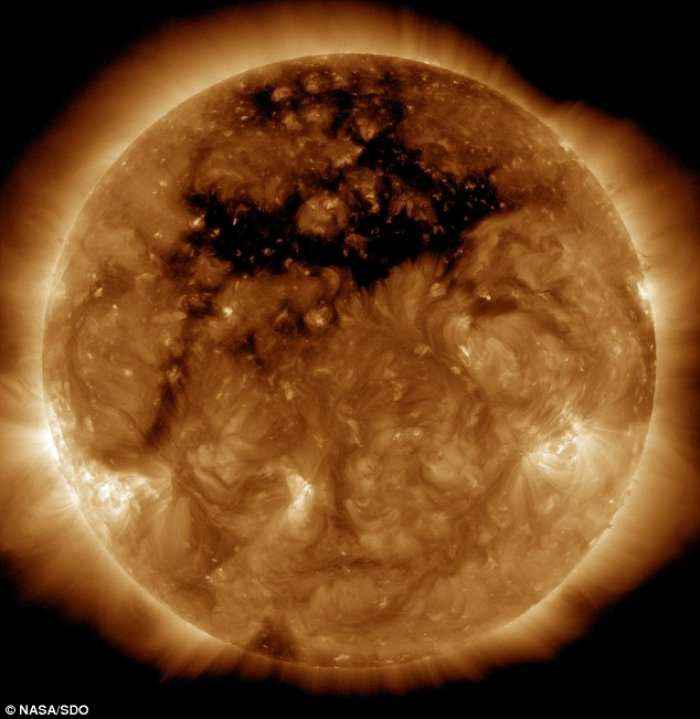 NASA: Një vrimë e madhe është hapur në diell