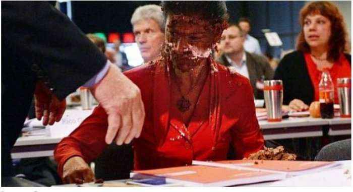  Deputeten gjermane e qëllojnë me tortë në fytyrë sepse tha ….(Video)