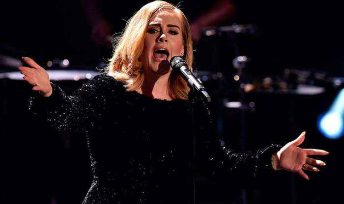 Adele ia ndalon fanses të incizojë në koncert (Video)