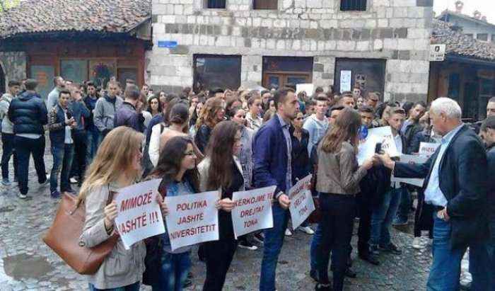 Studentët-ministrit Bajrami: Largoje Linda Dula Halilabazin