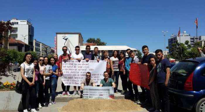 Studentët vendosin 'varr' para Komunës së Ferizajt