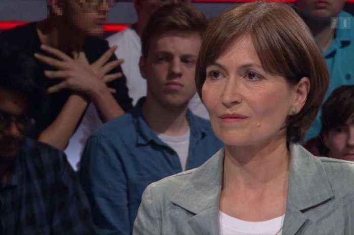 Shqiponja dykrenare, në sfond të emisionit të debatit në televizionin zviceran 