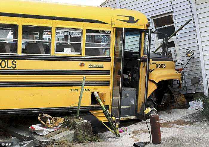 Aksidentohet autobusi i shkollës, lëndohen shoferi dhe pesë fëmijë (Foto)