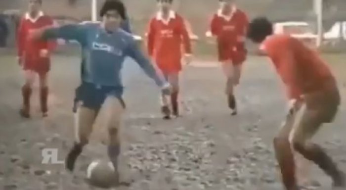 Dikur edhe Maradona luante në fusha me lloç si në Kosovë (Video)