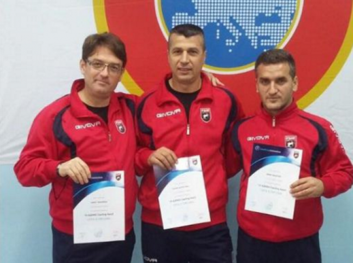 Trajneri kosovar në moshë 43-vjeçare rikthehet si lojtar për t’i ndihmuar klubit të tij (Foto)