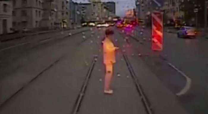 Përqendrohet në telefon midis rrugës, e shkel tramvaji (Video +18)