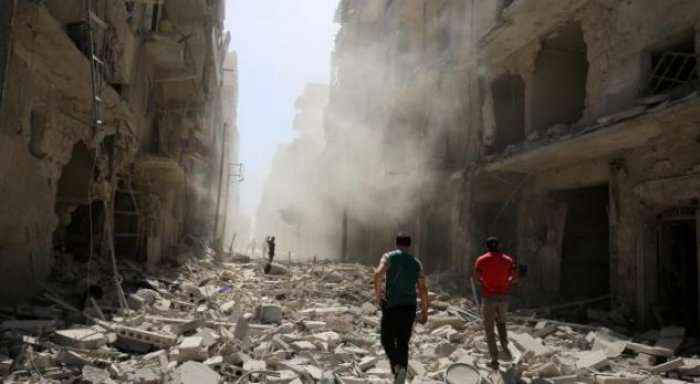 Pamje të tmerrshme nga Aleppo: Vdekja e babait dhe djalit nën gërmadha (Foto,+18)