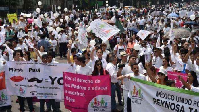 Meksikë: Mijëra njerëz protestojnë kundër martesës mes homoseksualëve