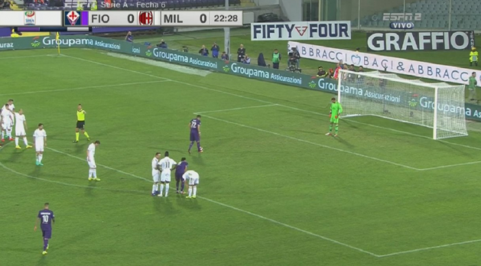 Penallti në takimin Fiorentina – Milan, shikoni ku përfundoi topi (Video)