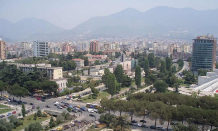 Tiranë: Të shtëna me armë zjarri pranë një lokali, 2 të shoqëruar