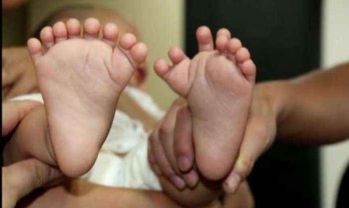 Foshnja kineze lind me 31 gishta në duar e këmbë (Video)