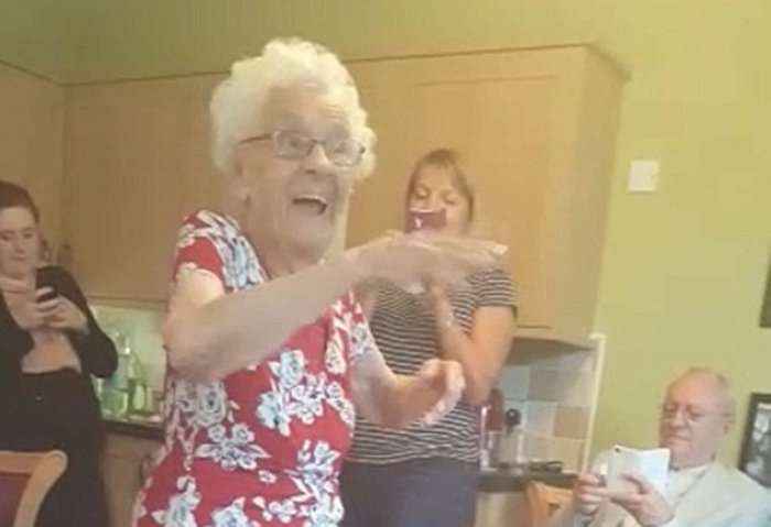 Ja si feston gjyshja 100-vjetorin e lindjes(Foto/Video)