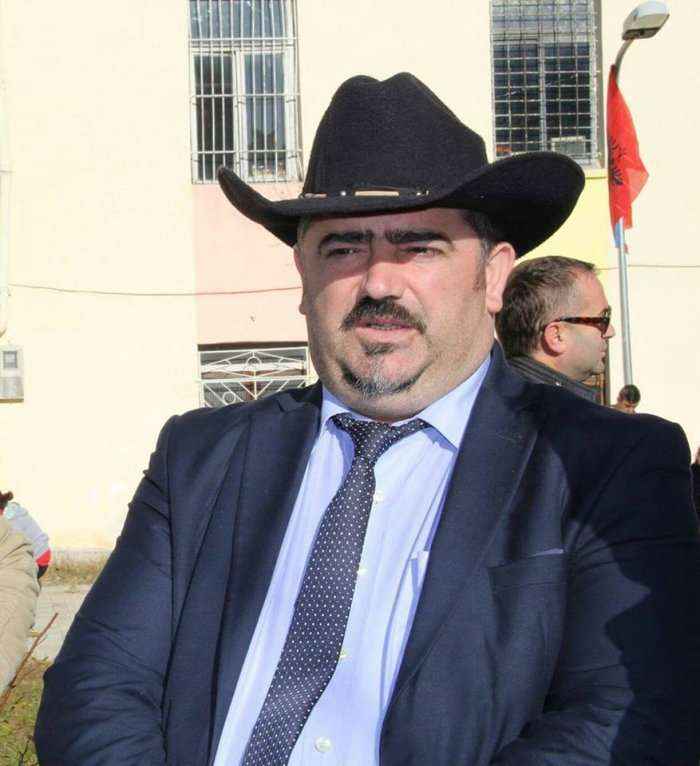 Deputeti shqiptar, Eduart Ndocaj “Kauboji” rrihet keq në Prizren, në veturë ishte më një këngëtare të njohur