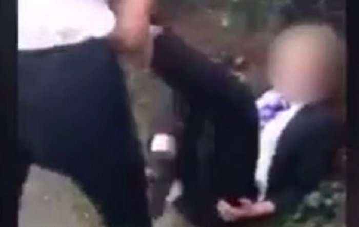 Vajza e mitur masakrohet me grushte, shoqet bëjnë tifo për dhunuesen (Video)