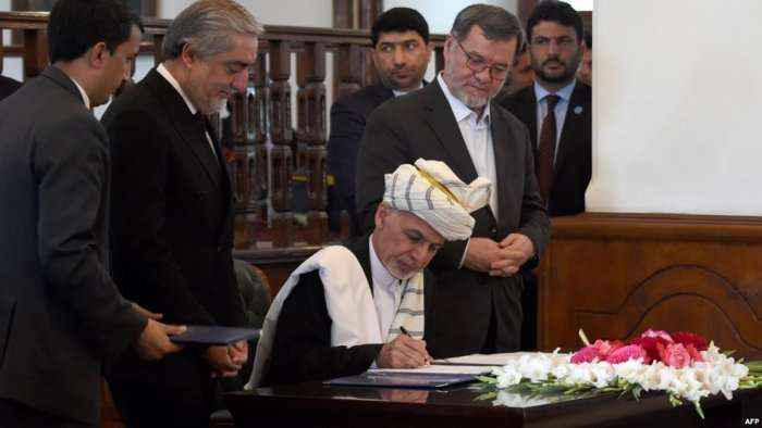 Presidenti afgan nënshkruan marrëveshjen e paqes me grupin militant