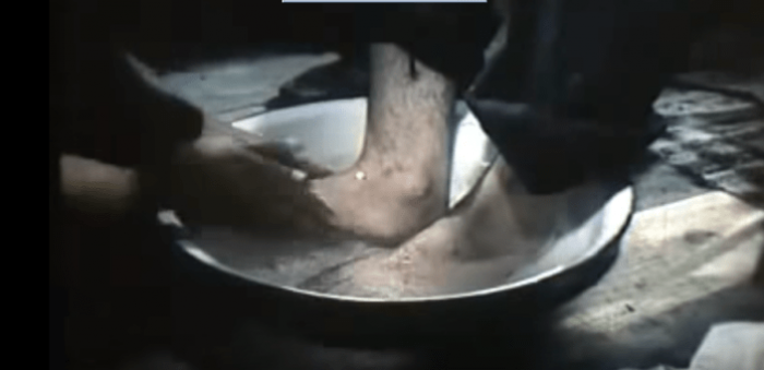 Vjehrri i kërkon nuses t’i lajë këmbët, plas sherri në familjen lushnjare (Video)