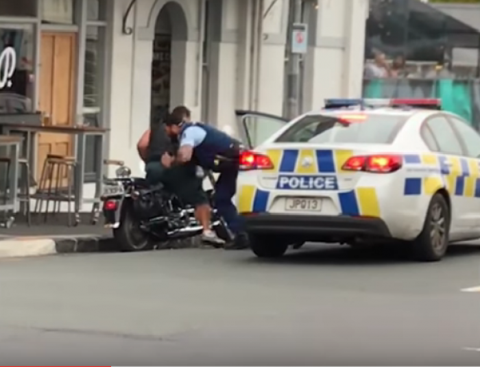Ngjarje si në filma: Momenti kur polici hidhet mbi motorçiklistin, e zë në vepër (Foto/Video)