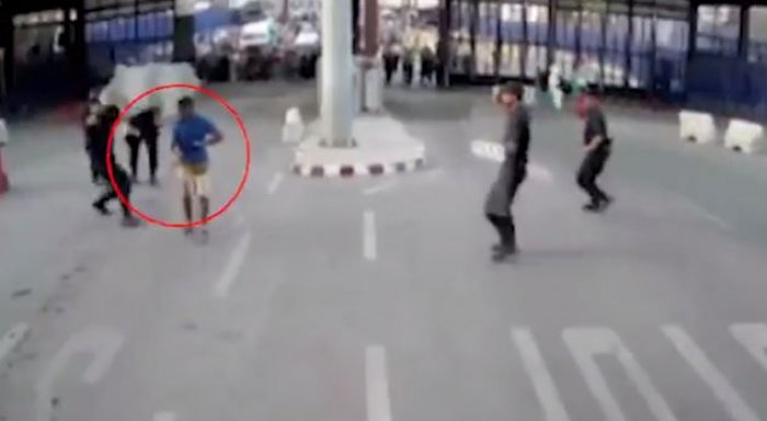 Publikohen pamjet: Kështu policia e kap sulmuesin me thikë që bërtiti “Allahu Akbar” (Video)