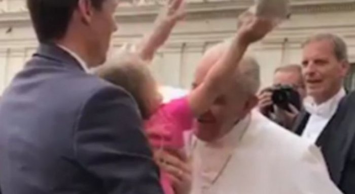 Ja çfarë i bën kjo vajzë Papës, nuk do ta besoni reagimin e tij (Video)