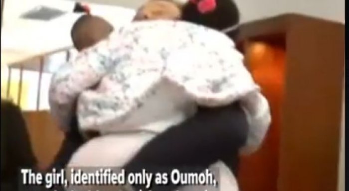 4-vjeçja ribashkohet me të ëmën pasi që kishte emigruar e vetme për t’i ikur synetisë femërore (Video)