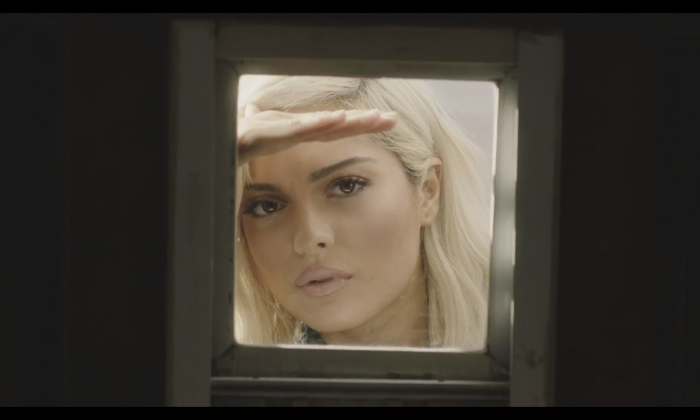 Bebe Rexha publikon klipin e këngës “Meant To Be” (Video)