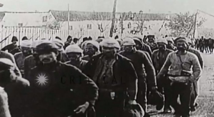 Video e rrallë: Kur shqiptarët e zënë robër dërgoheshin në Beograd