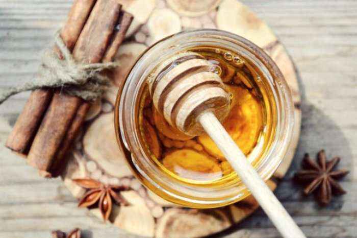 Sheqeri natyral në mjaltë dhe pemë përmirëson punën e trurit