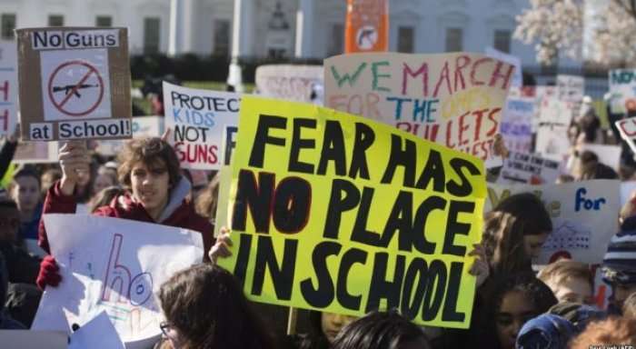 SHBA: Mijëra studentë kërkojnë ligje më strikte të kontrollit të armëve